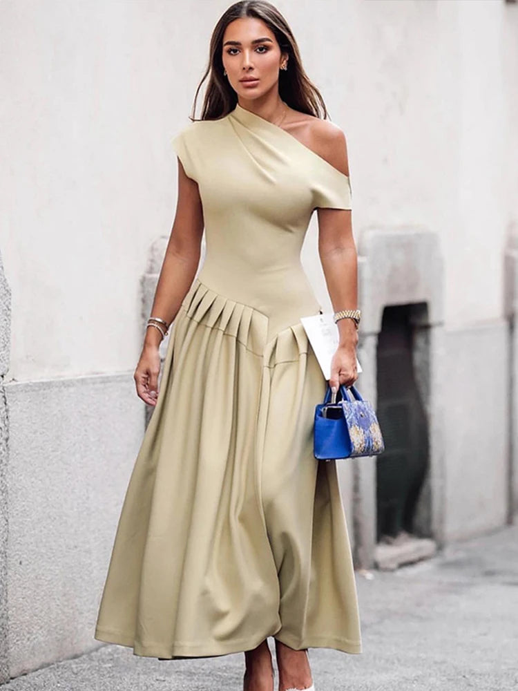 Robe longue élégante, ample, col incliné, sans manches