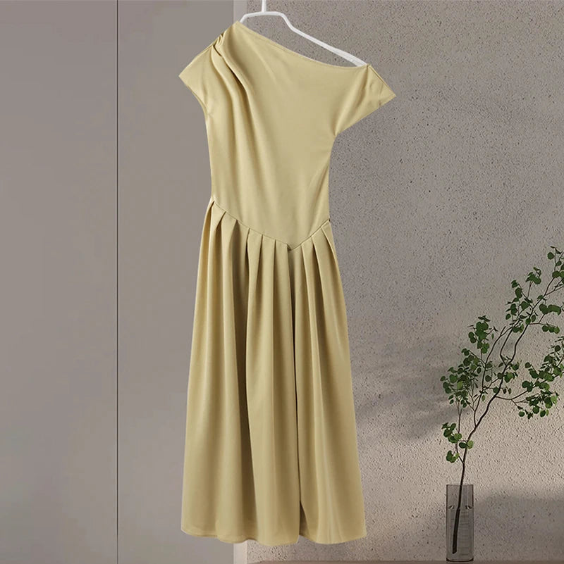 Robe longue élégante, ample, col incliné, sans manches