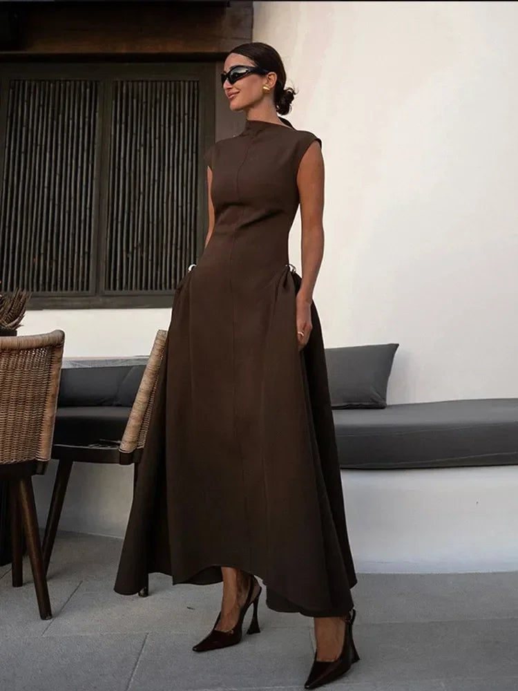 Robe Longue Marron Élégante – Col Diagonal, Style Vintage, Ample & Sans Manches, Boucle Métal