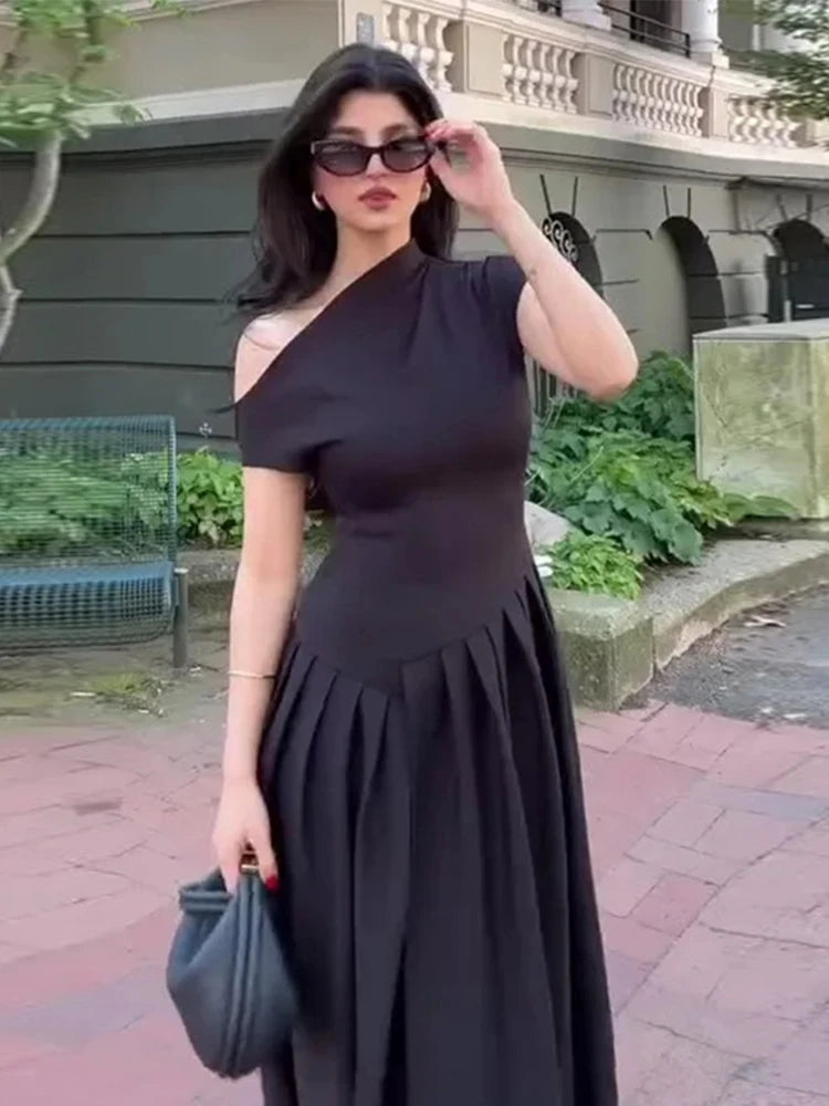 Robe longue élégante, ample, col incliné, sans manches